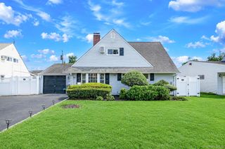 90 Twin Lane N, Wantagh, NY 11793