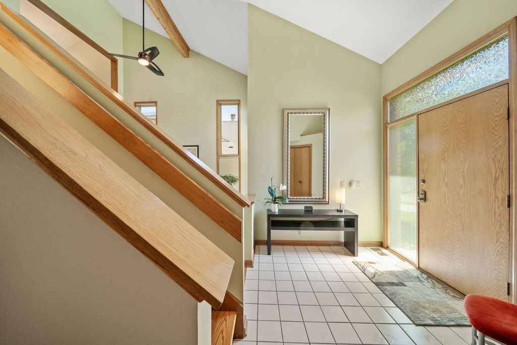 Image 2 of property listing at 1254 Golf View Drive, Woodridge, IL 60517