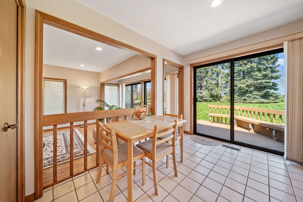 Image 11 of property listing at 1254 Golf View Drive, Woodridge, IL 60517