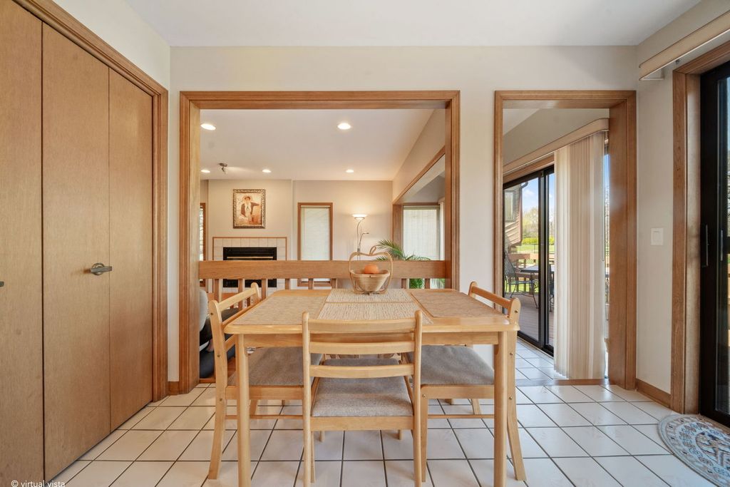 Image 12 of property listing at 1254 Golf View Drive, Woodridge, IL 60517