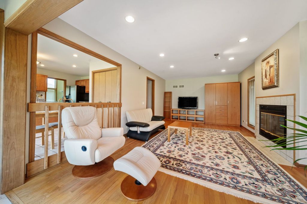 Image 13 of property listing at 1254 Golf View Drive, Woodridge, IL 60517