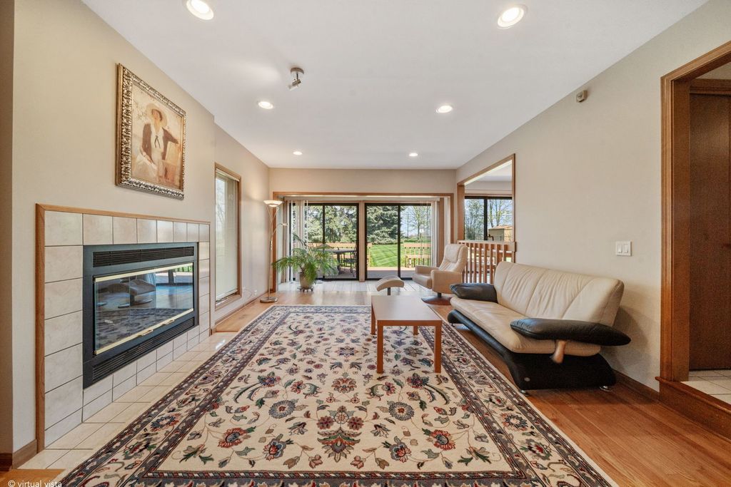Image 14 of property listing at 1254 Golf View Drive, Woodridge, IL 60517
