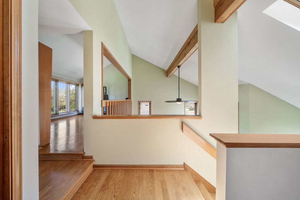 Image 15 of property listing at 1254 Golf View Drive, Woodridge, IL 60517