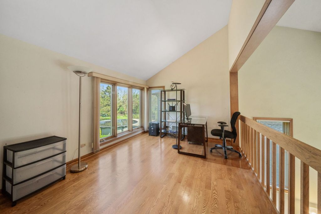 Image 18 of property listing at 1254 Golf View Drive, Woodridge, IL 60517