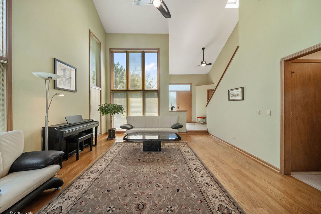 Image 3 of property listing at 1254 Golf View Drive, Woodridge, IL 60517