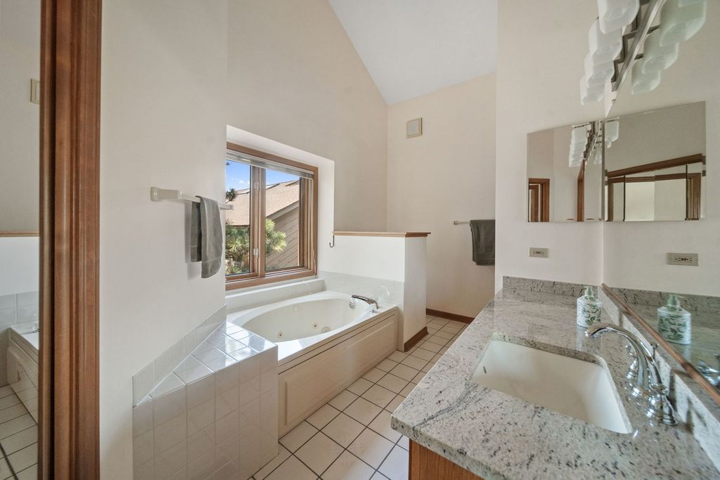 Image 21 of property listing at 1254 Golf View Drive, Woodridge, IL 60517