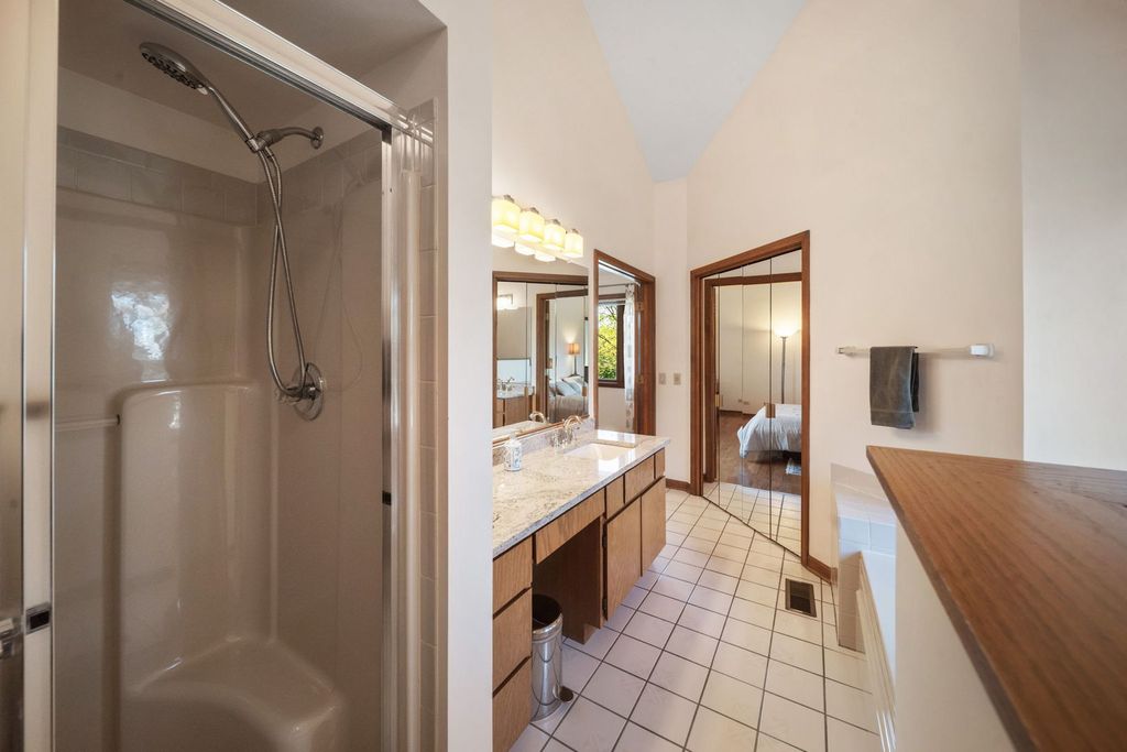 Image 22 of property listing at 1254 Golf View Drive, Woodridge, IL 60517