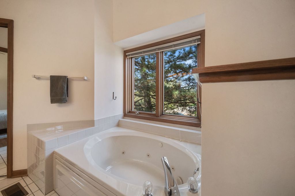 Image 23 of property listing at 1254 Golf View Drive, Woodridge, IL 60517