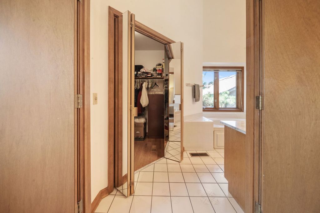 Image 24 of property listing at 1254 Golf View Drive, Woodridge, IL 60517
