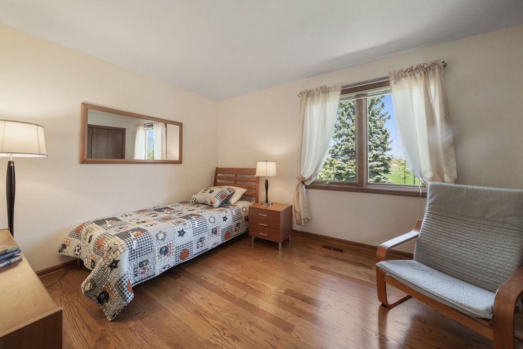 Image 26 of property listing at 1254 Golf View Drive, Woodridge, IL 60517