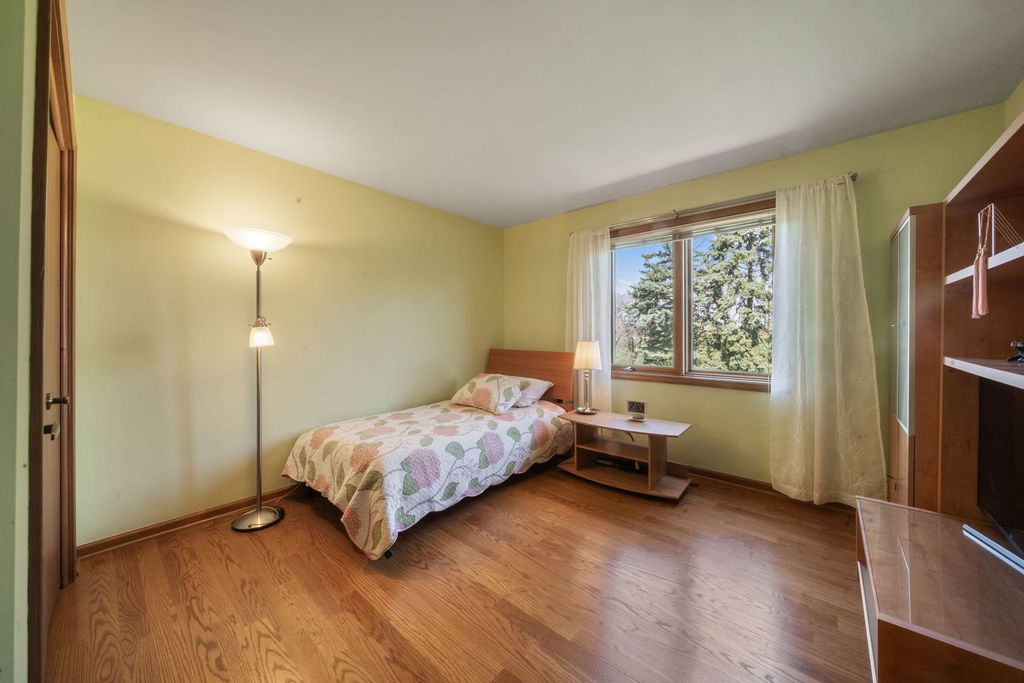 Image 27 of property listing at 1254 Golf View Drive, Woodridge, IL 60517