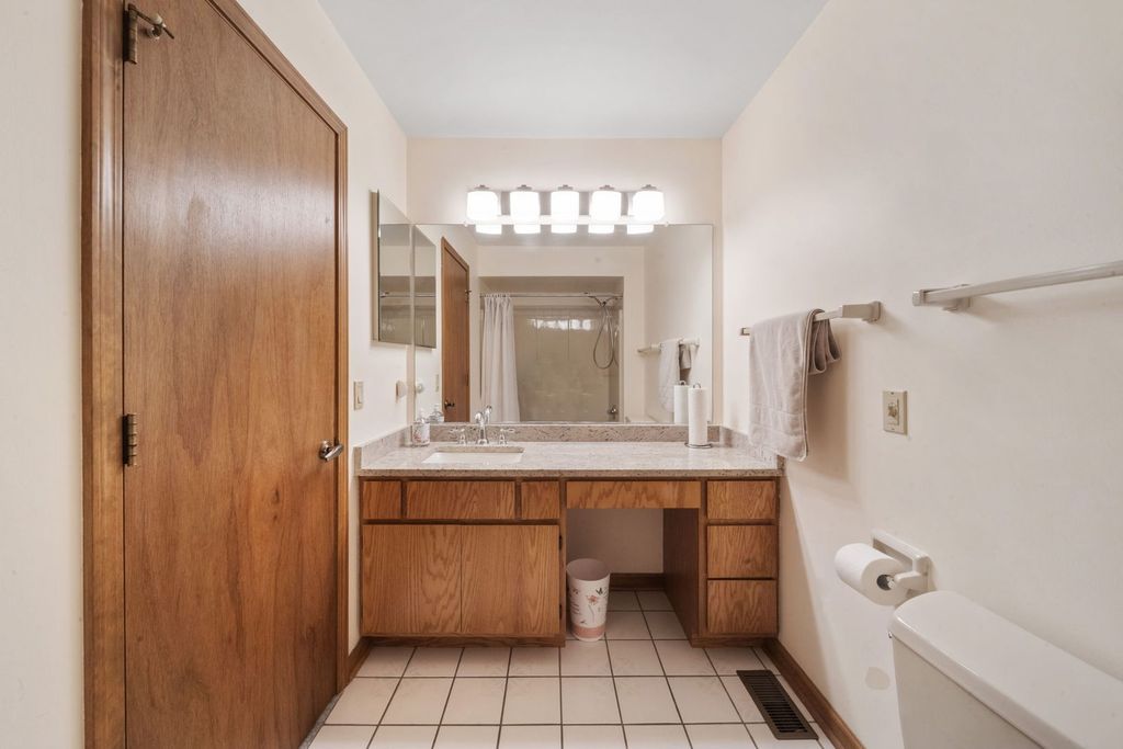 Image 29 of property listing at 1254 Golf View Drive, Woodridge, IL 60517