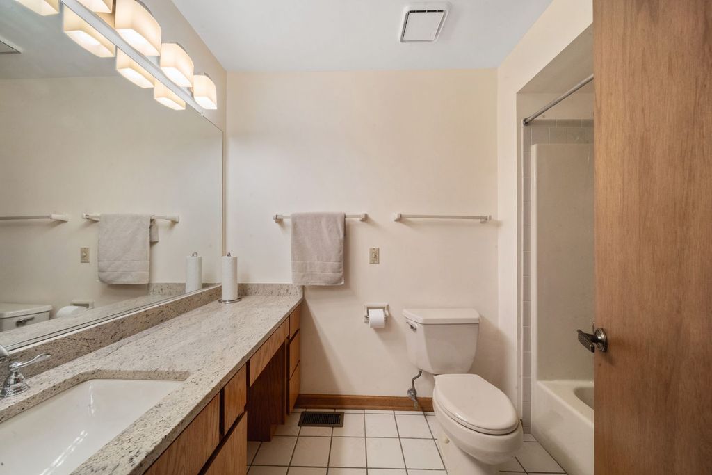 Image 30 of property listing at 1254 Golf View Drive, Woodridge, IL 60517