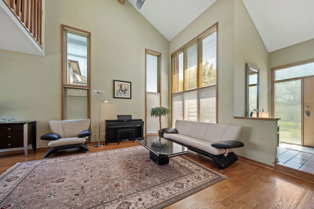 Image 4 of property listing at 1254 Golf View Drive, Woodridge, IL 60517