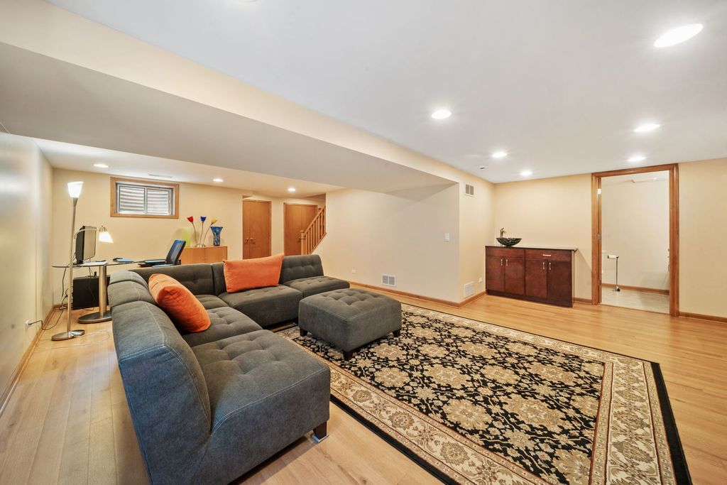 Image 31 of property listing at 1254 Golf View Drive, Woodridge, IL 60517