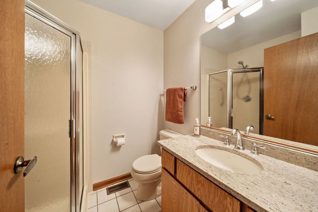 Image 33 of property listing at 1254 Golf View Drive, Woodridge, IL 60517