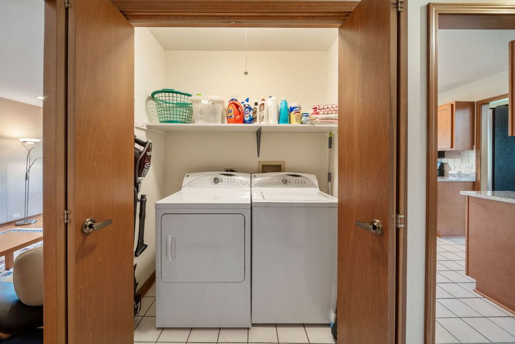 Image 35 of property listing at 1254 Golf View Drive, Woodridge, IL 60517