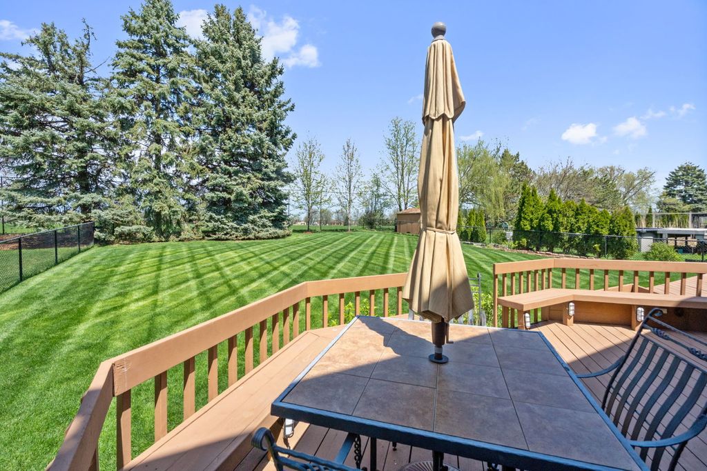 Image 37 of property listing at 1254 Golf View Drive, Woodridge, IL 60517