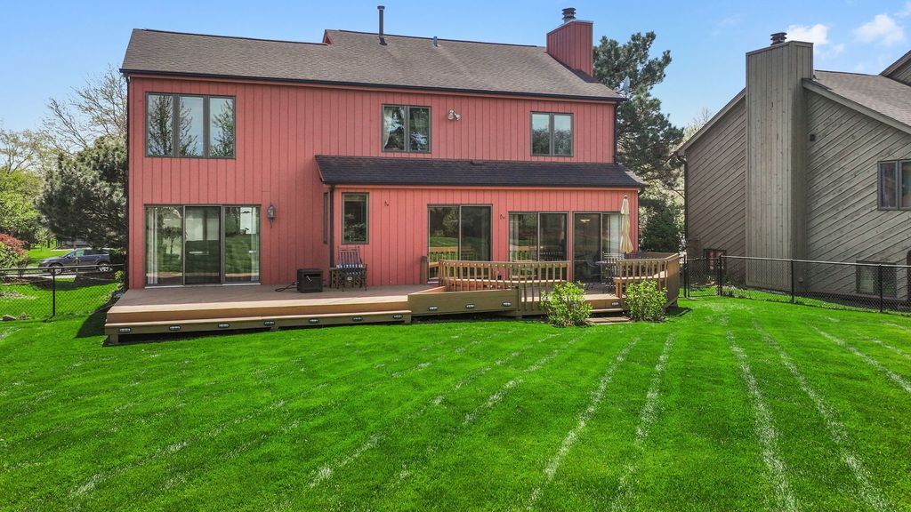 Image 40 of property listing at 1254 Golf View Drive, Woodridge, IL 60517