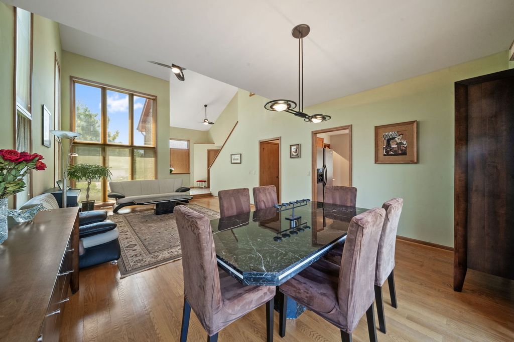Image 6 of property listing at 1254 Golf View Drive, Woodridge, IL 60517