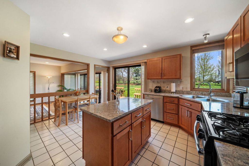 Image 7 of property listing at 1254 Golf View Drive, Woodridge, IL 60517