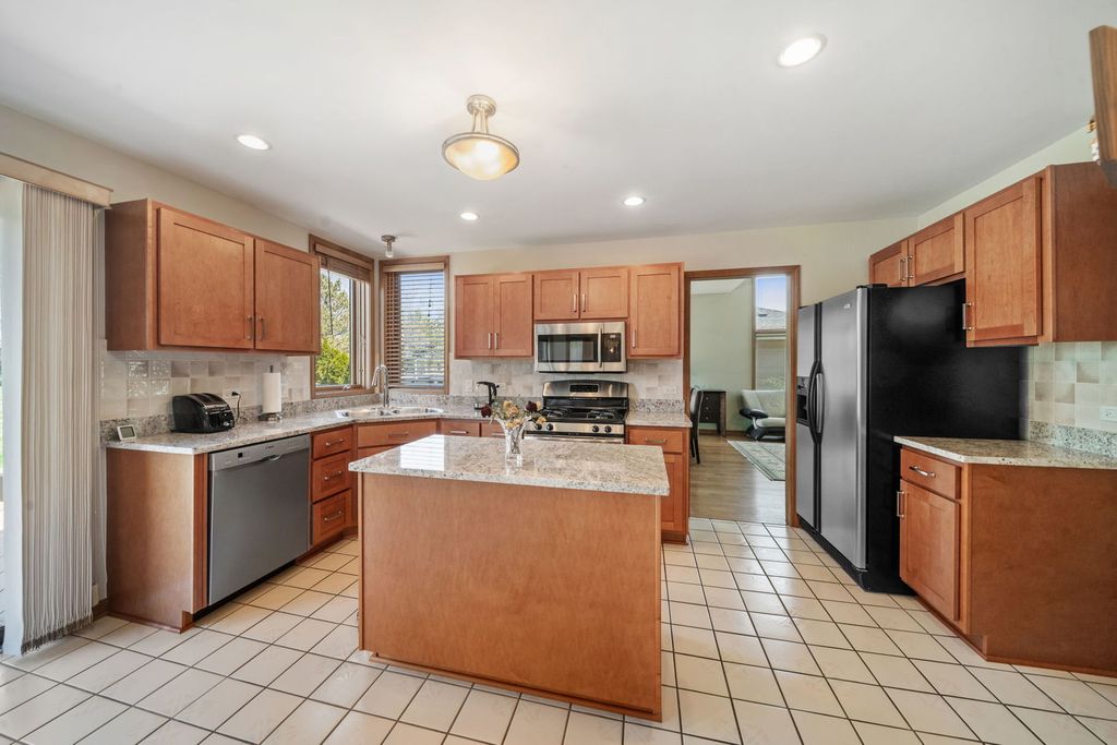 Image 8 of property listing at 1254 Golf View Drive, Woodridge, IL 60517
