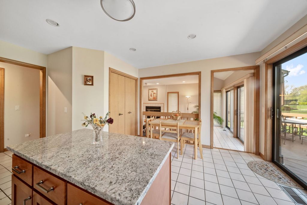 Image 9 of property listing at 1254 Golf View Drive, Woodridge, IL 60517