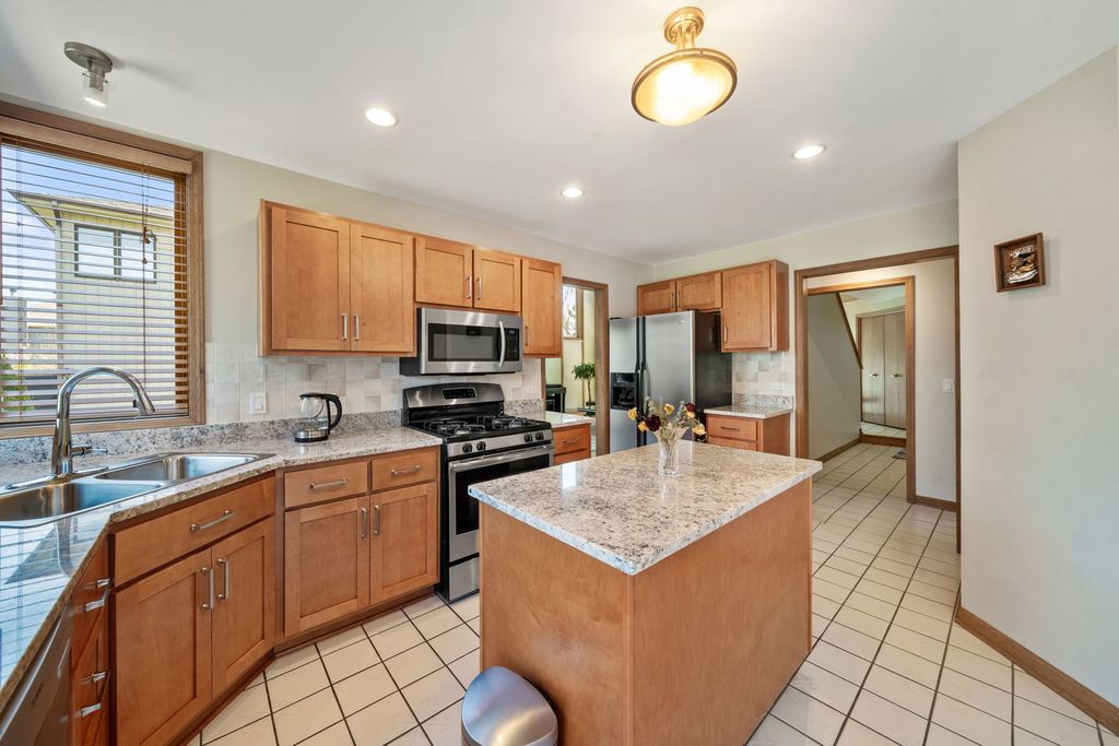 Image 10 of property listing at 1254 Golf View Drive, Woodridge, IL 60517
