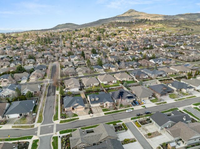 3767 Sunleaf Avenue, Medford, OR 97504