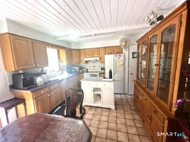 122 Black Point Road, East Lyme, CT 06357