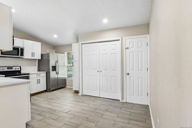 31320 SUNLIGHT DR, Bulverde, TX 78163