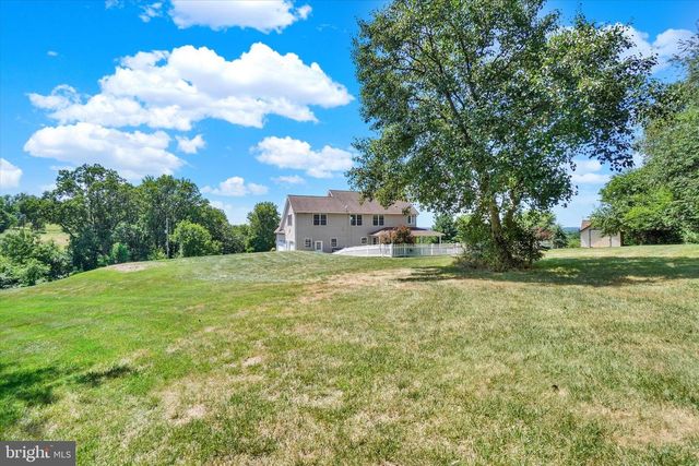 2528 MEETINGHOUSE RD, Spring Grove, PA 17362