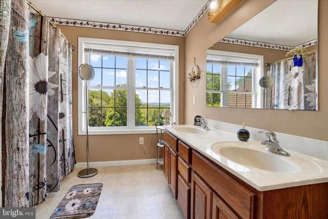 2528 MEETINGHOUSE RD, Spring Grove, PA 17362