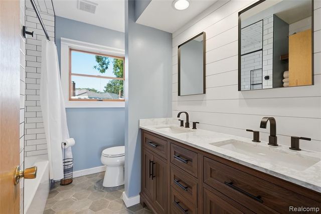 22501 E 11 Mile Road, Saint Clair Shores, MI 48081
