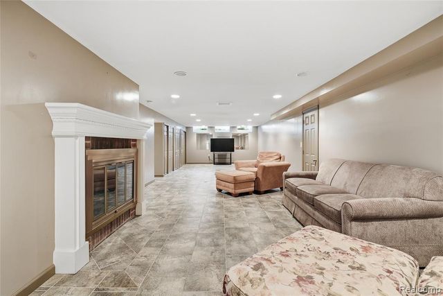 22501 E 11 Mile Road, Saint Clair Shores, MI 48081
