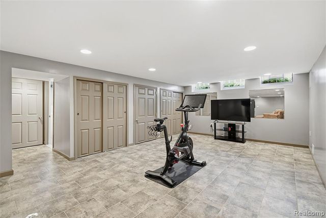 22501 E 11 Mile Road, Saint Clair Shores, MI 48081