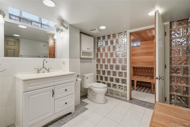 22501 E 11 Mile Road, Saint Clair Shores, MI 48081