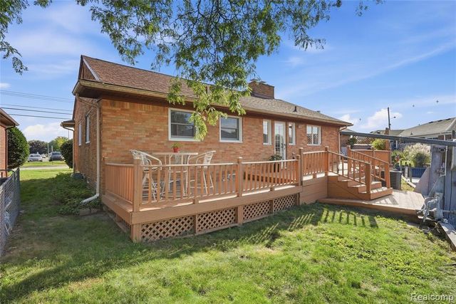 22501 E 11 Mile Road, Saint Clair Shores, MI 48081