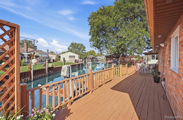 22501 E 11 Mile Road, Saint Clair Shores, MI 48081