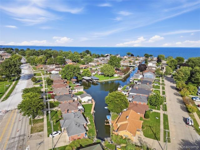 22501 E 11 Mile Road, Saint Clair Shores, MI 48081