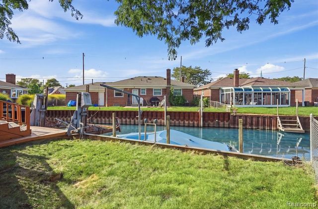 22501 E 11 Mile Road, Saint Clair Shores, MI 48081