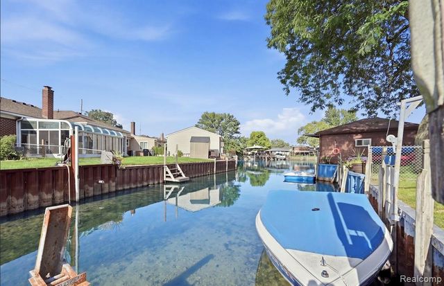 22501 E 11 Mile Road, Saint Clair Shores, MI 48081