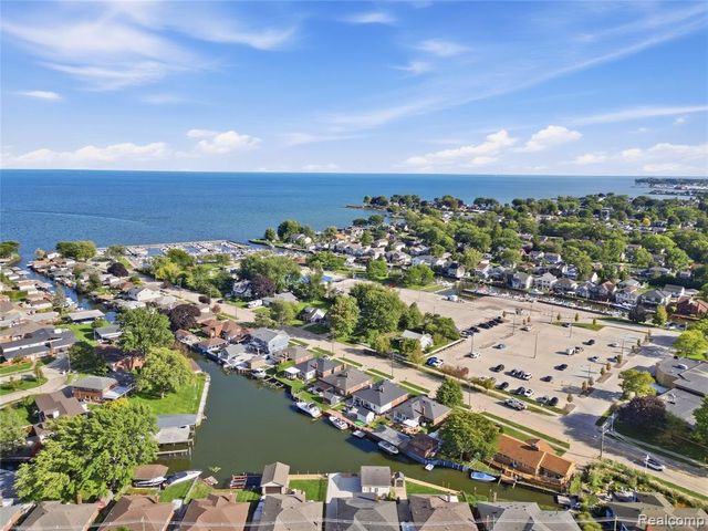 22501 E 11 Mile Road, Saint Clair Shores, MI 48081