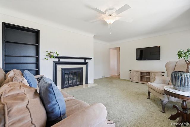 22501 E 11 Mile Road, Saint Clair Shores, MI 48081