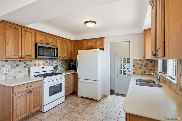 22501 E 11 Mile Road, Saint Clair Shores, MI 48081