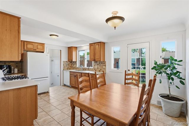 22501 E 11 Mile Road, Saint Clair Shores, MI 48081