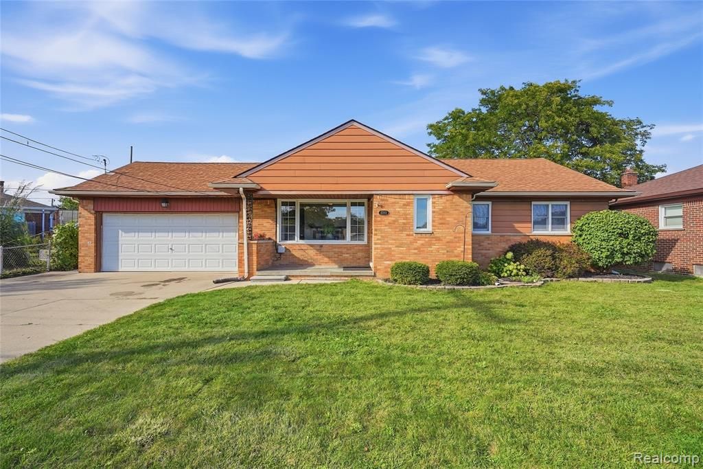 22501 E 11 Mile Road, Saint Clair Shores, MI 48081
