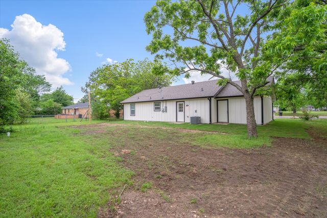 1015 W Park Drive, Wills Point, TX 75169