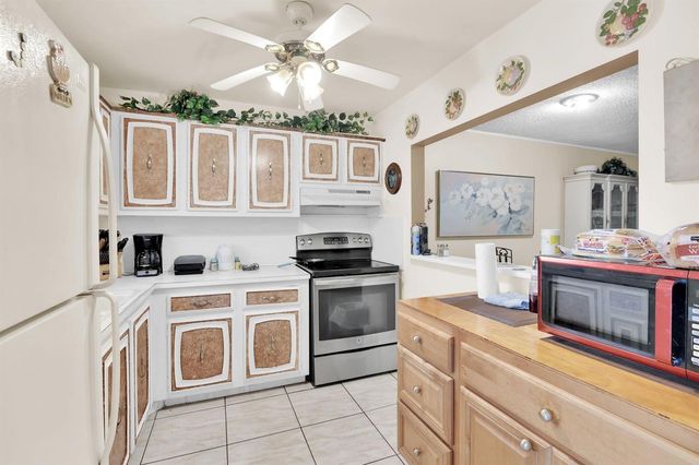711 Lori Drive 204, Palm Springs, FL 33461