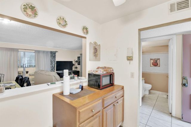 711 Lori Drive 204, Palm Springs, FL 33461